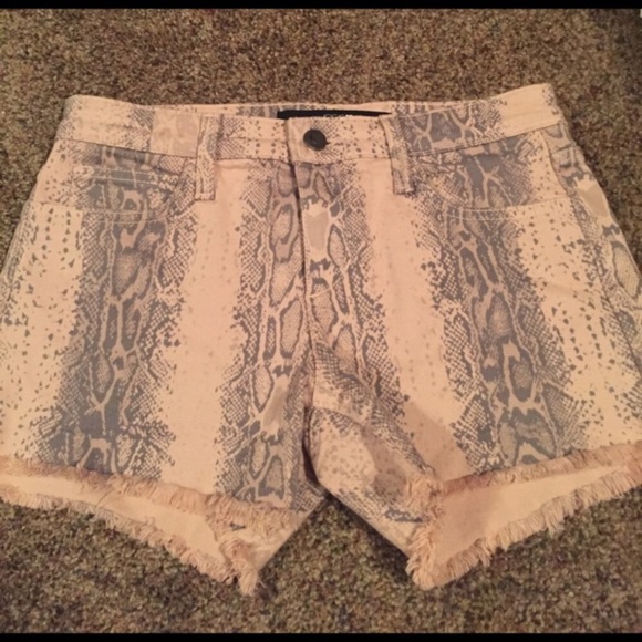 snake print shorts - Picture 2 of 3